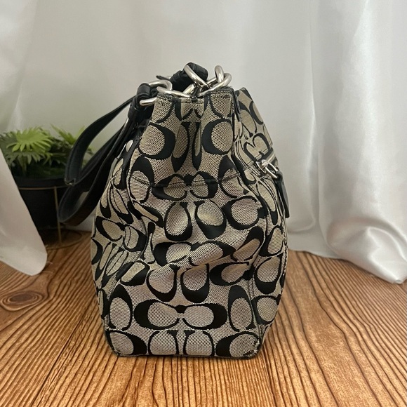 GUC Coach Signature Canvas Shoulder Satchel - Picture 2 of 7